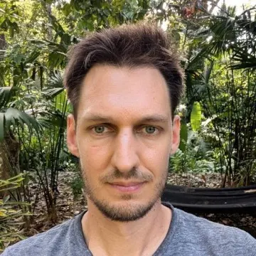 Thomas Kanze, the maker of Quotchi, outdoors among jungle plants